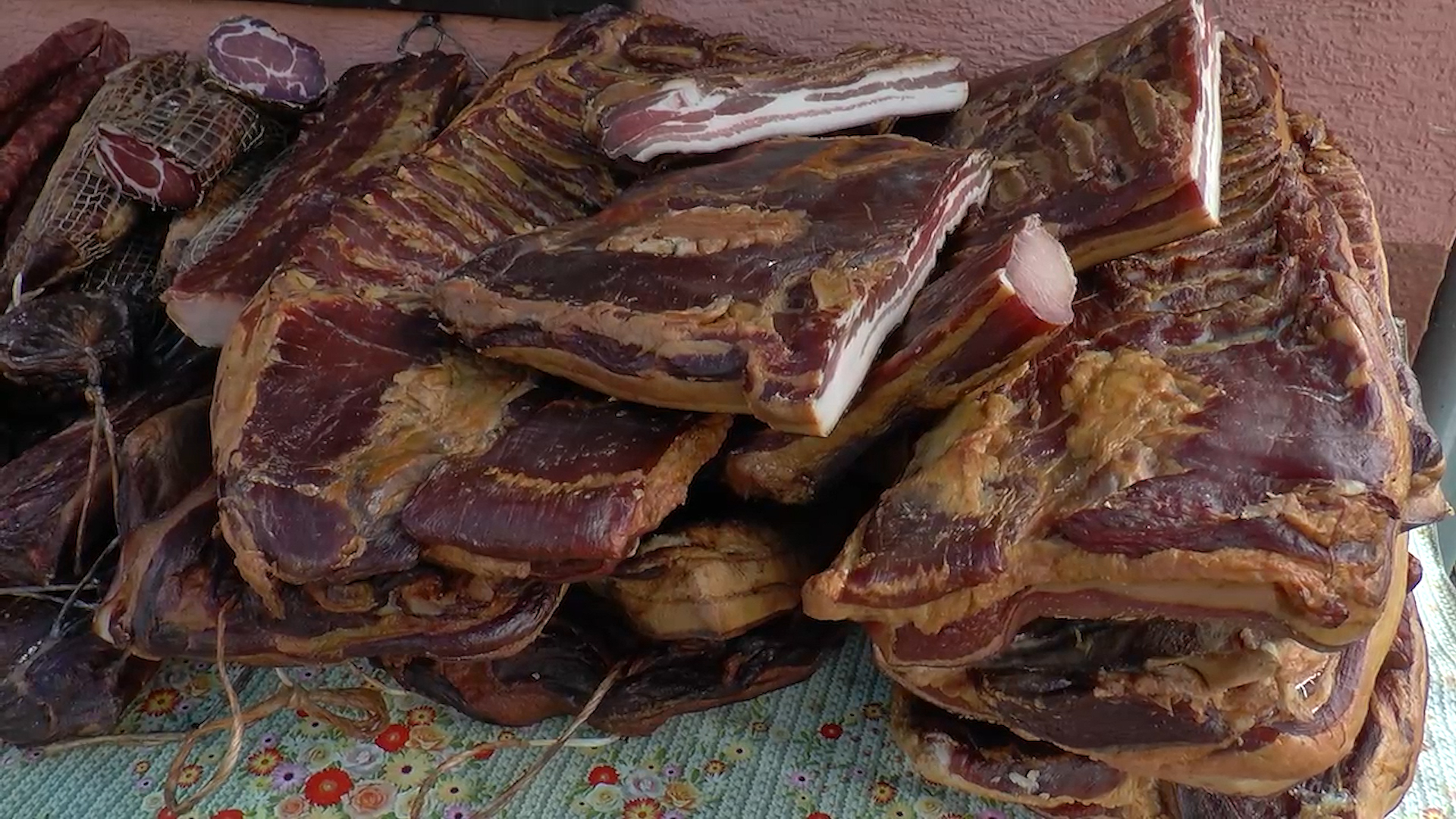 Slanina, čvarci, kulen u kati…